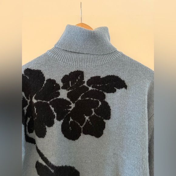 SHEIN Black & Blue Contrast Floral Turtleneck, size small. - Picture 4 of 7